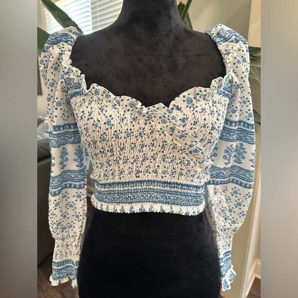✨NWT✨ 70°F/21°C Long Smocked Balloon Sleeve Crop Top Women Large White Blue - Picture 9 of 13